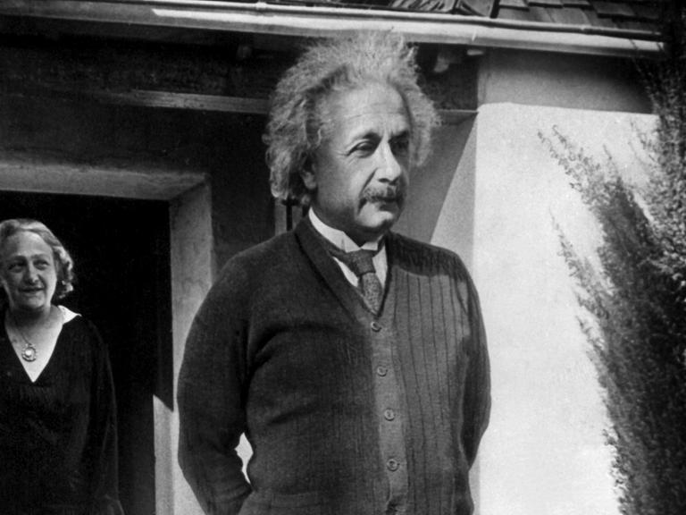 Albert Einstein im Jahr 1953 in Pasadena (Kalifornien), im Hintergrund seine Frau.