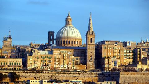 Blick vom Meer auf die Hauptstadt Valletta mit dem Turm der St. Paul's Kathedrale im Vordergrund 
