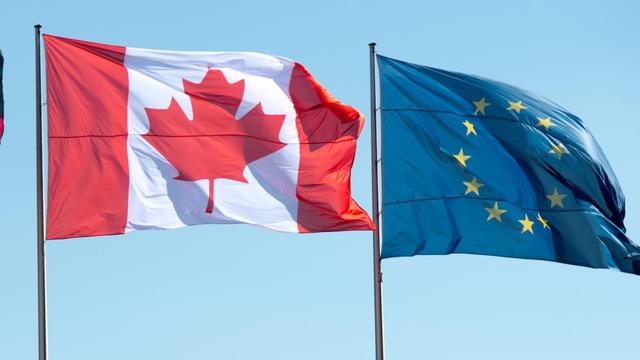 Flaggen der EU und Kanada wehen in Berlin.