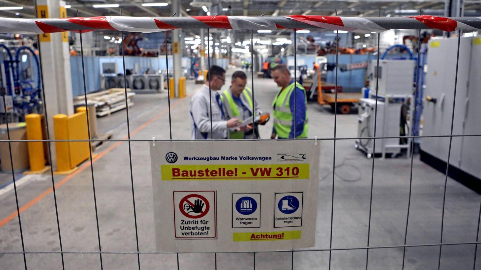 An einem Bauzaun in einer Fertigungshalle des VW-Werks in Zwickau hängt ein Schild "Baustelle - VW 310"
