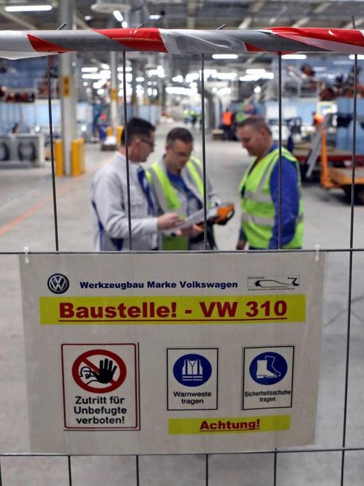An einem Bauzaun in einer Fertigungshalle des VW-Werks in Zwickau hängt ein Schild "Baustelle - VW 310"