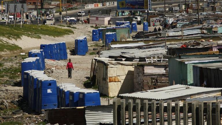 Öffentliche Toiletten im Township am Rande von Kapstadt