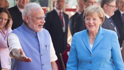 Bundeskanzlerin Angela Merkel (CDU) wird am 05.10.2015 in Neu Delhi, Indien, zu Beginn der militärischen Ehren von Indiens Premierminister Narendra Modi am Präsidentenpalast Rashtrapati Bhavan empfangen.