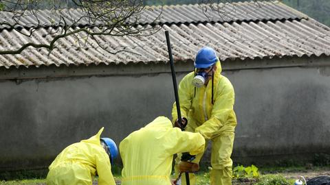 Fachleute für Bodenanalysen untersuchen am 23.04.2014 in Gronau (Nordrhein-Westfalen) auf dem Hof von Familie Sundermann den Ackerboden. Auf den Ackerflächen von Familie Sundermann sind vor anderthalb Wochen große Mengen Öl ausgetreten. Das Öl stammt aus unterirdischen Ölspeichern. Das Leck ist an diesem Termin noch nicht gefunden worden.