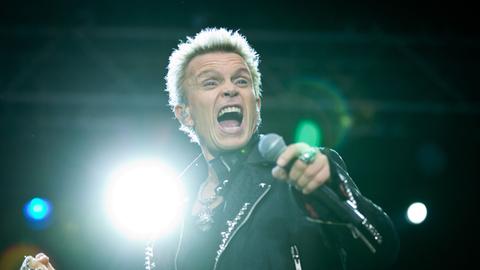 Der britische Rockmusiker Billy Idol singt in Hamburg bei einem Konzert.