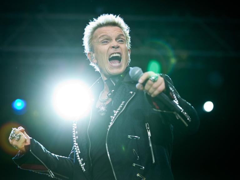 Der britische Rockmusiker Billy Idol singt in Hamburg bei einem Konzert.