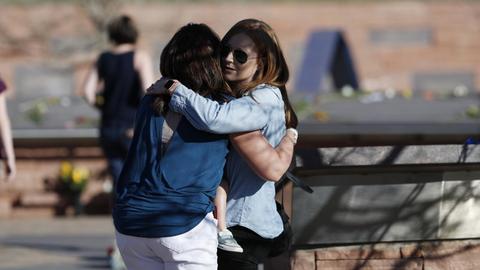 Zwei Frauen umarmen sich an der Gedenkstätte der Columbine High School in Littleton, Colorado.