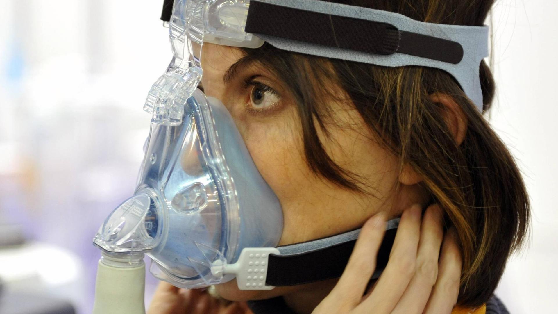 Eine Frau trägt ein Schlaftherapiesystem zur Behandlung schlafbezogener Atmungsstörungen.