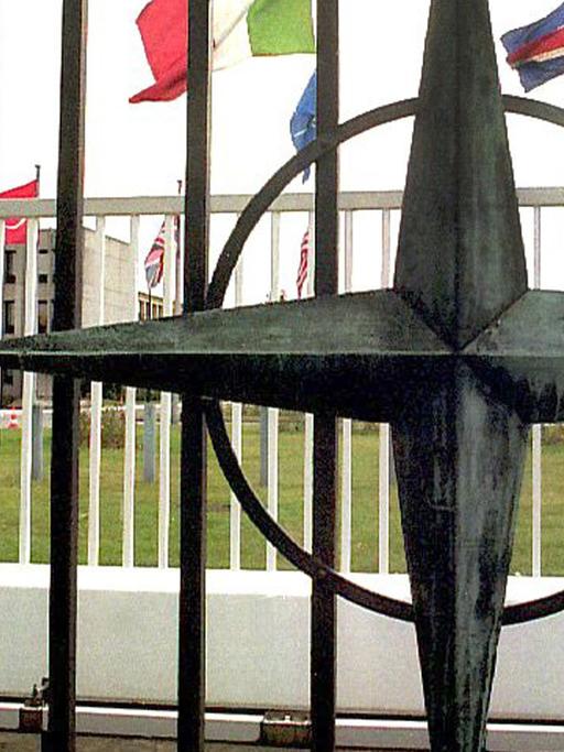 Der Nato-Stern und wehende Flaggen der Mitgliedsstaaten vor dem Gebäude des Nato-Hauptquartiers im belgischen Brüssel