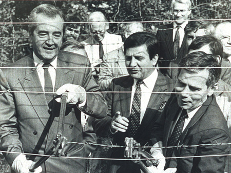 Gyula Horn (rechts) und sein oesterreichischer Amtskollege durchtrennen am 27. Juni 1989 im ungarischen Sopron den Stacheldraht am gemeinsamen Grenzzaun.