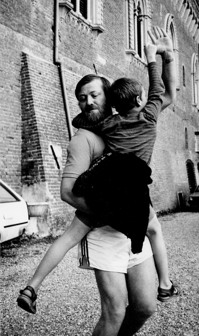 Conny Plank tanzt mit seinem Sohn Stephan auf dem Arm