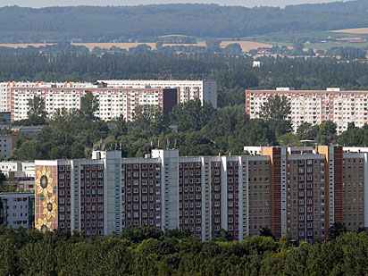 Der Plattenbau-Stadtbezirk Lichtenhagen im Norden von Rostock mit dem Sonnenblumenhaus), Ort der ausländerfeindlichen Ausschreitungen vom August 1992