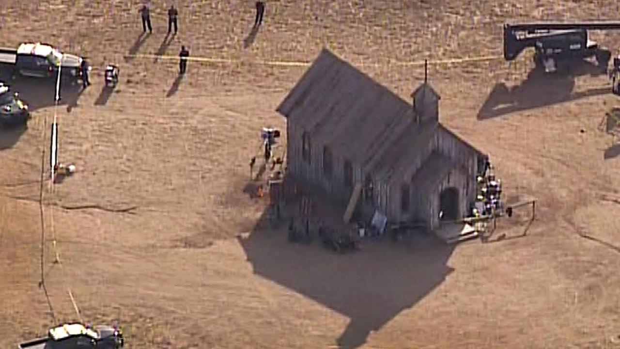 Santa Fe: Dieses Luftbild, das von KOAT 7 News zur Verfügung gestellt wurde, zeigt Beamte des Sheriffs von Santa Fe County, die zum Schauplatz einer tödlichen Schießerei auf einer Filmkulisse der Bonanza Creek Ranch in der Nähe von Santa Fe kommen.