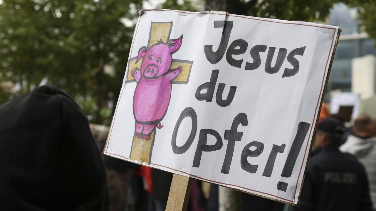 Schild mit der Aufschrift "Jesus du Opfer" bei einer Demonstration gegen christlichen Fundamentalismus und für das Recht auf körperliche Selbstbestimmung in Berlin