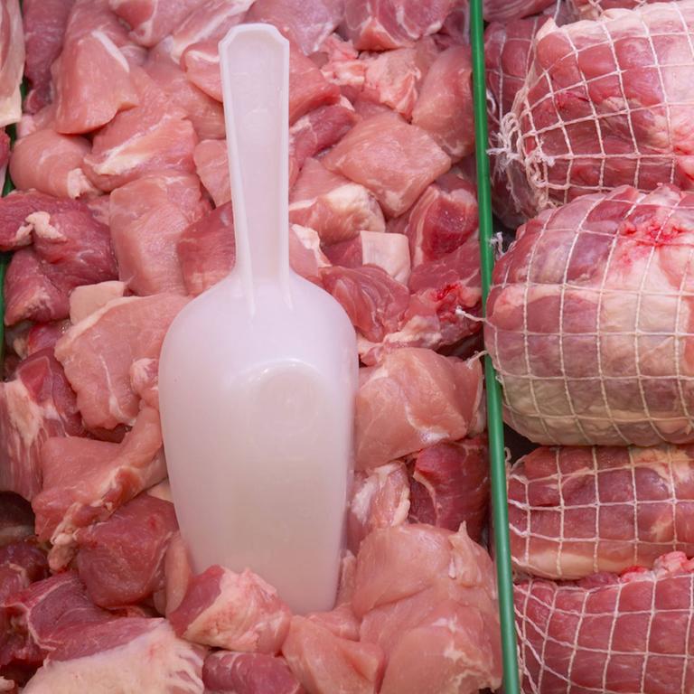 Fleischauslage in einem Supermarkt: Schweinegulasch, Schwarte und Rollbraten