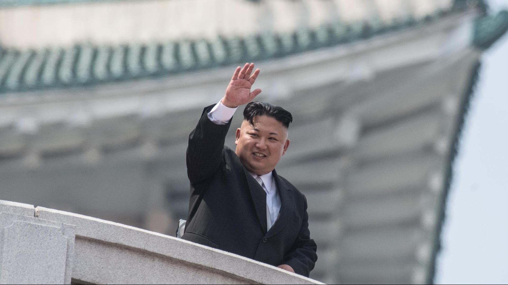 Der Diktator Kim Jong-un bei einer Militärparade in Pjöngjang