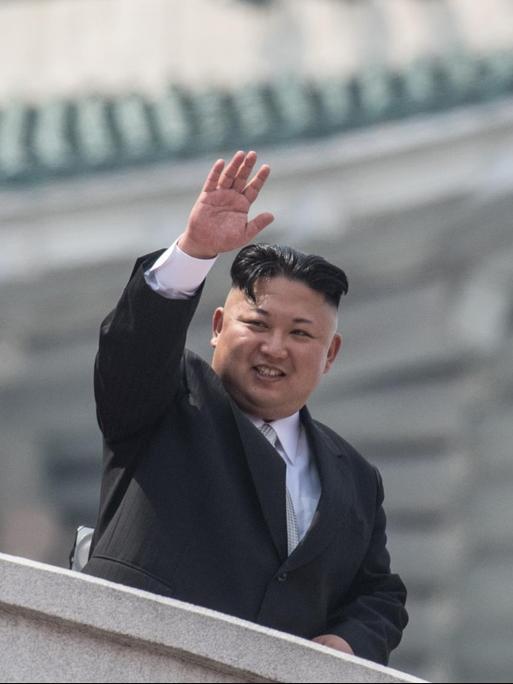 Der Diktator Kim Jong-un bei einer Militärparade in Pjöngjang