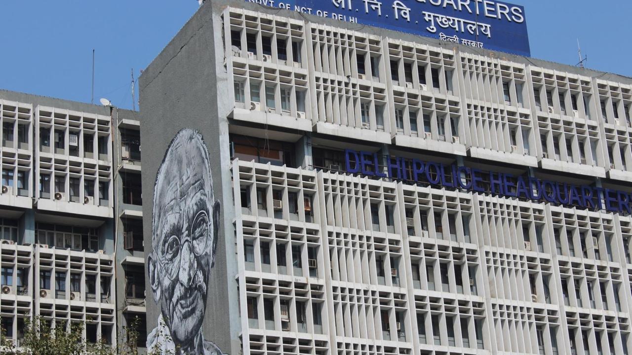 Der größte Gandhi in Indien prangt auf dem Polizeihauptquartier in Neu-Delhi