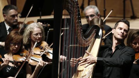 Der österreichische Harfenspieler Xavier de Maistre spielt als Solist mit einem Orchester
