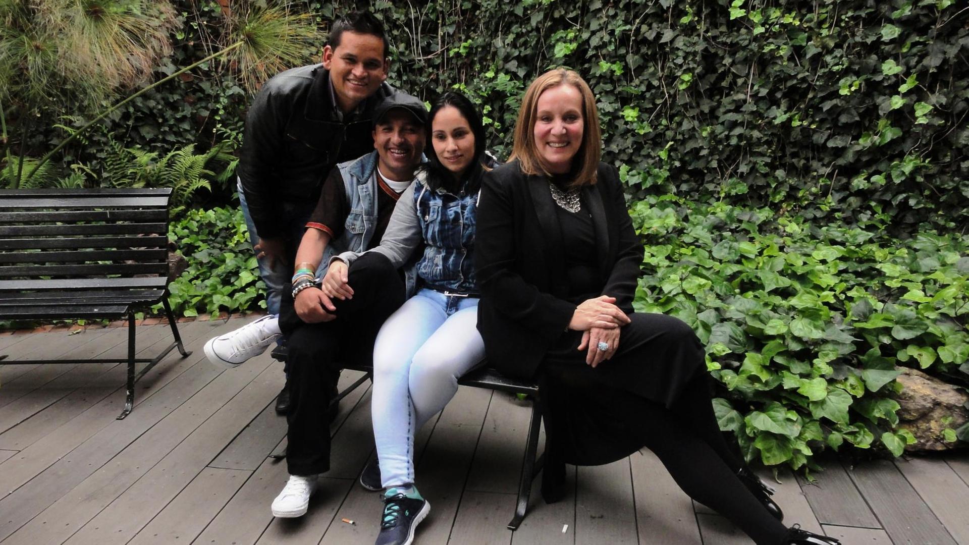 Die SchauspielerInnen Ferley, Raúl, Alexandra zusammen mit der Regisseurin Alejandra Borrero