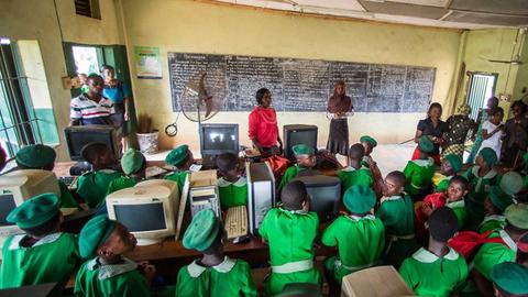 Schülerinnen und Lehrerinnen der Muslim Girl's High School in Ijebu Ode, Nigeria. An die staatliche Sekundarschule, eine reine Mädchenschule, gehen überwiegend muslimische Schülerinnen im Alter von 11 bis 18 Jahren.