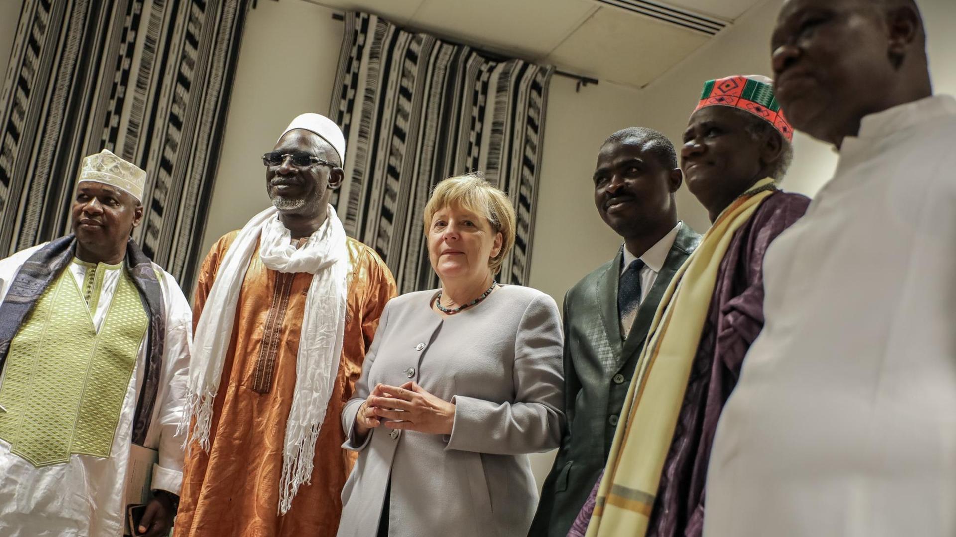 Bundeskanzlerin Angela Merkel (CDU) steht in Bamako in Mali nach einem Gespräch zwischen Vertretern verschiedener religiöser Gruppen in Mali.
