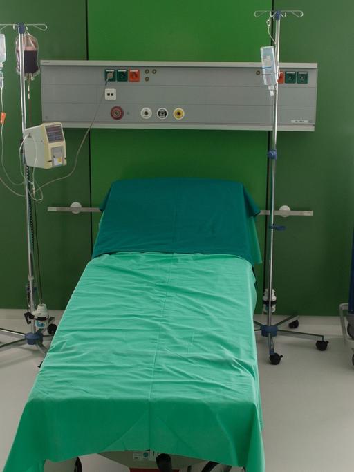 Blick auf ein leeres Krankenbett in einem Krankenhaus.