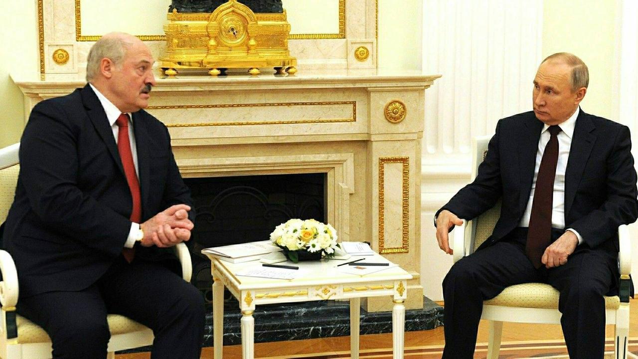 Der russische Präsident Wladimir Putin (r.) und der belarussische Präsident Alexander Lukaschenko sitzen gemeinsam vor einem Kamin