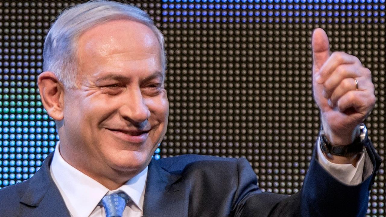 Israels Ministerpräsident Benjamin Netanjahu lacht auf einem Wahlkampftermin.