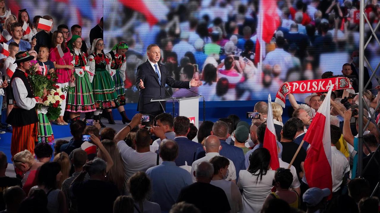 Andrzej Duda auf der Bühne während einer Wahlkampfveranstaltung.