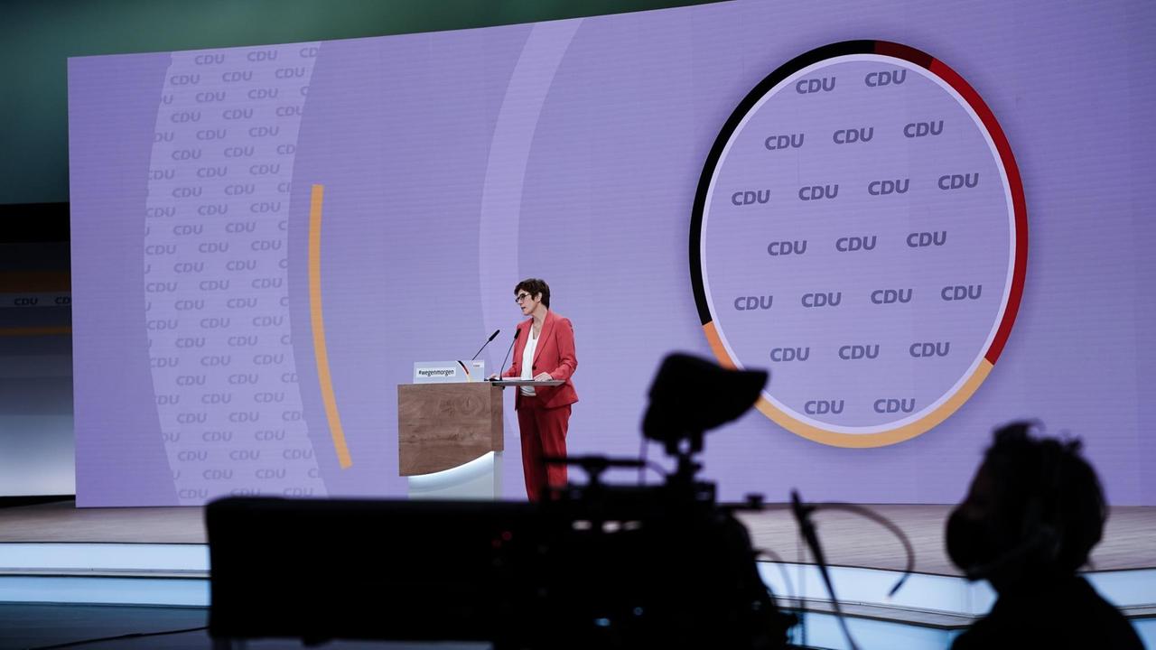 Die scheidende CDU-Vorsitzende Annegret Kramp-Karrenbauer spricht beim digitalen Bundesparteitag der CDU. Im Vordergrund ist der Schatten einer Fernsehkamera zu sehen.