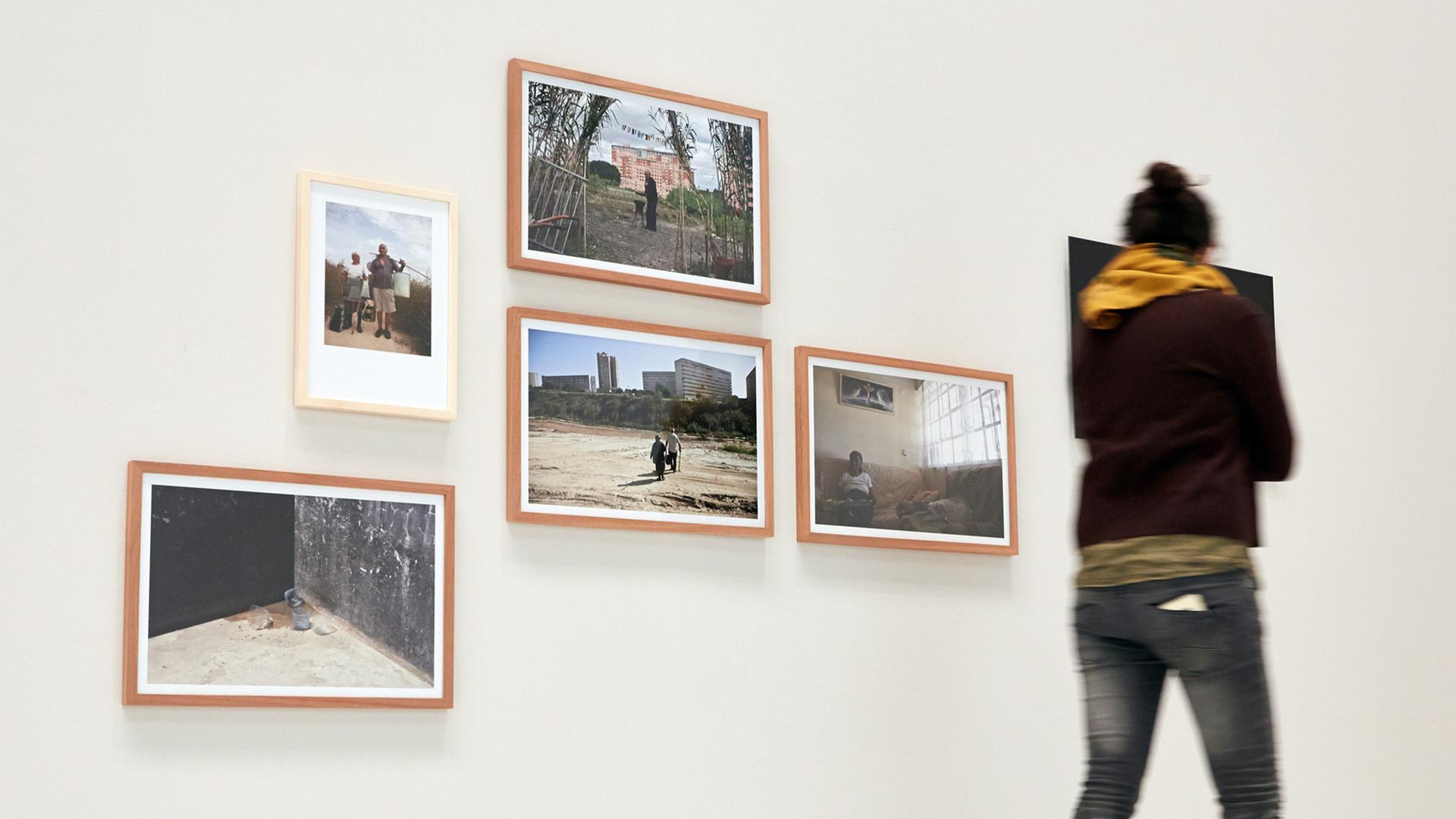 Eine Besucherin betrachtet die Ausstellung "Gute Aussichten - Junge Fotografie 2013/2014" im Haus der Photographie in Hamburg.