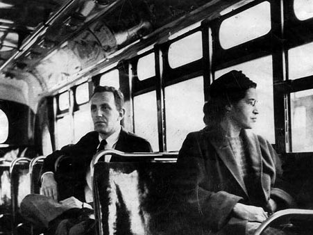 Rosa Parks in einem Bus in Montgomery