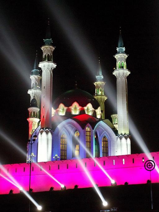 Eine Laser-Show vor der Moschee in der russischen Stadt Kazan.