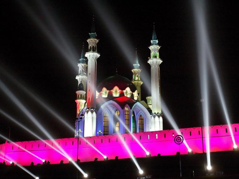 Eine Laser-Show vor der Moschee in der russischen Stadt Kazan.