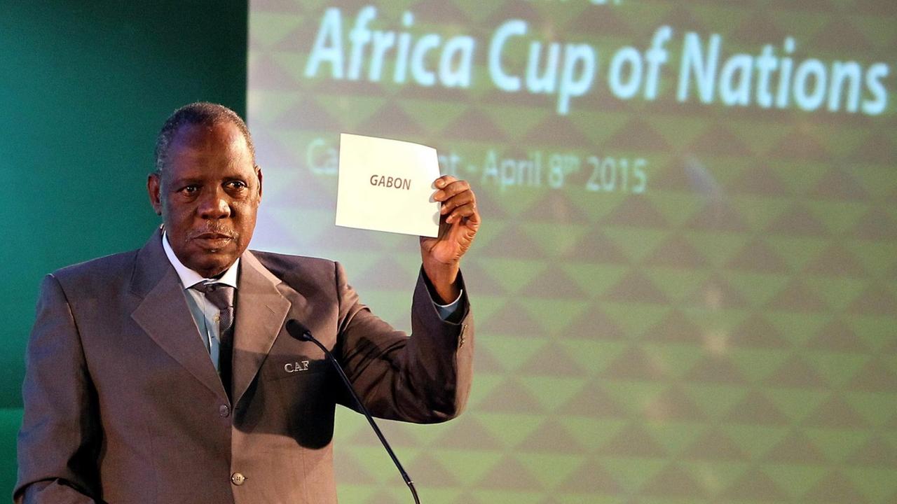 Issa Hayato vom afrikanischen Fußballverband CAF verkündet im April 2015 Gabun als Ausrichter des Afrika Cup 2017.