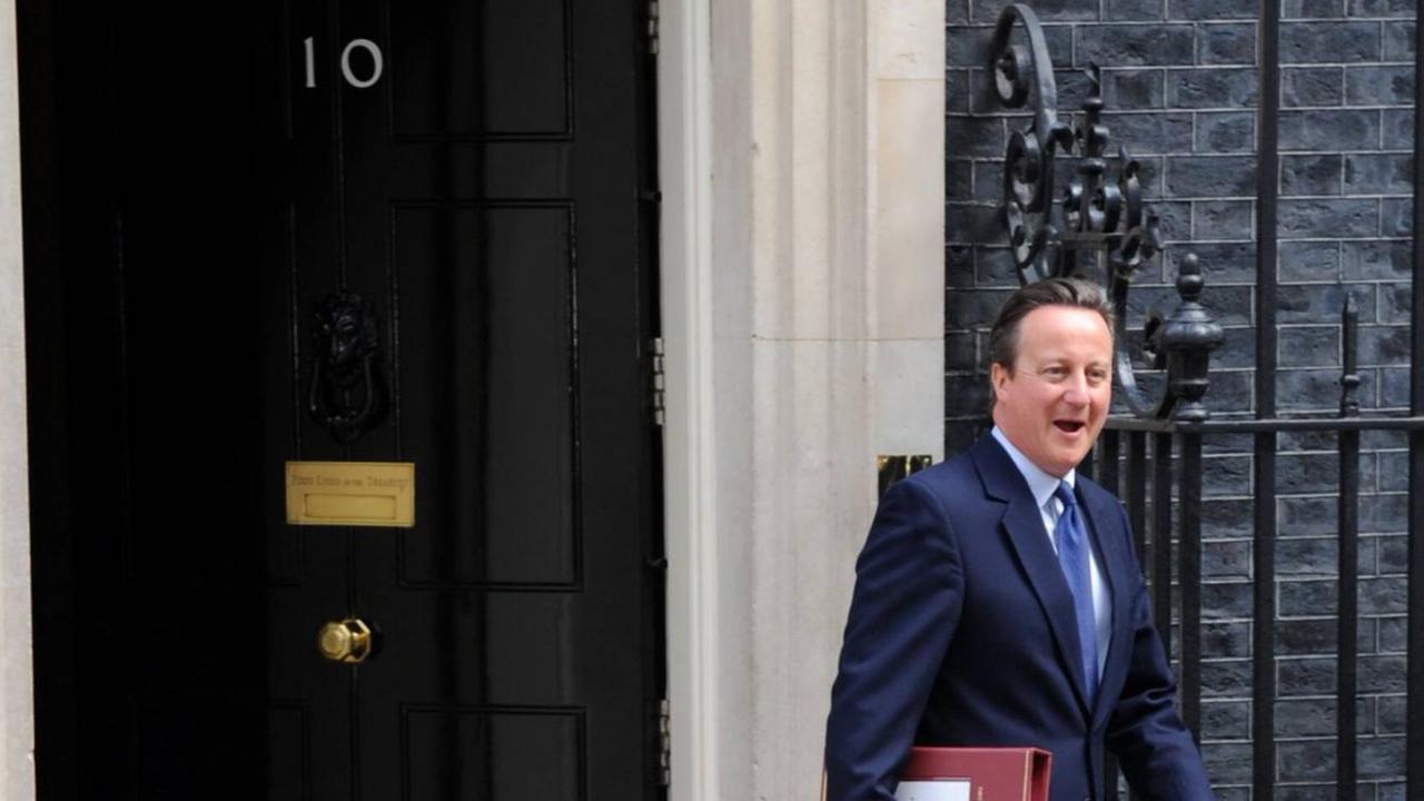 David Cameron verlässt an seinem letzten Tag als Premierminister die Downing Street Nummer 10.