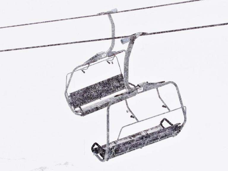 Ein leerer eingeschneiter Skilift.