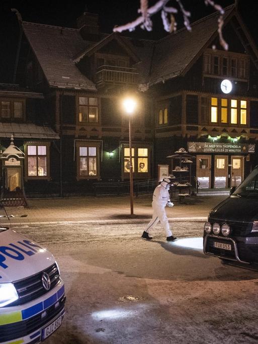 Ein Polizeiwagen am Bahnhof der schwedischen Stadt Boden. Technische Einsatzkräfte untersuchen einen brutalen Messermord an einem Jugendlichen am 19.12. 2019