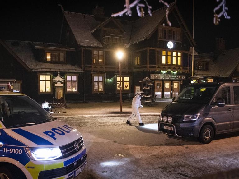 Ein Polizeiwagen am Bahnhof der schwedischen Stadt Boden. Technische Einsatzkräfte untersuchen einen brutalen Messermord an einem Jugendlichen am 19.12. 2019