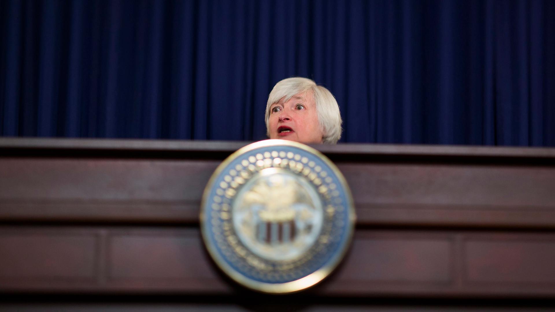 US-Notenbankchefin Janet Yellen von unten fotografiert am mächtigen Holzpodium der US-Notenbank Fed.