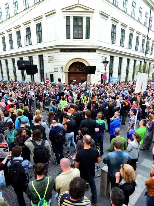 Zahlreiche Menschen protestieren vor der Central European University in Budapest gegen das neue Hochschulgesetz.