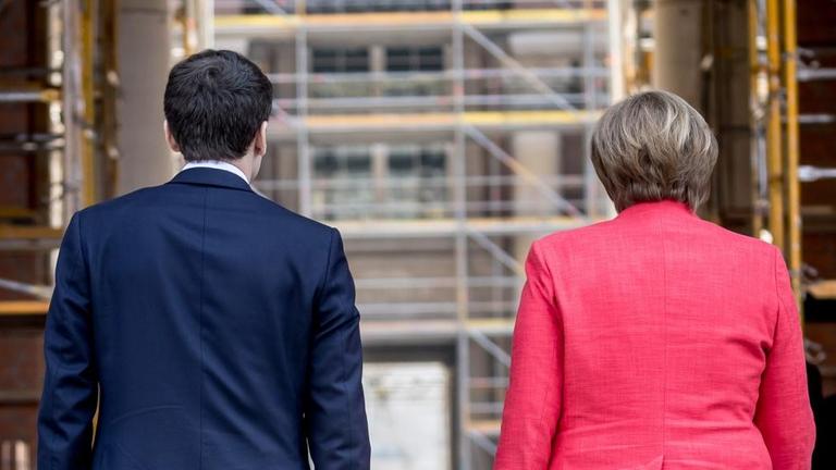 19.04.2018, Berlin: Bundeskanzlerin Angela Merkel (CDU) begrüßt den französischen Präsidenten Emmanuel Macron im Humboldt-Forum im Berliner Schloss.