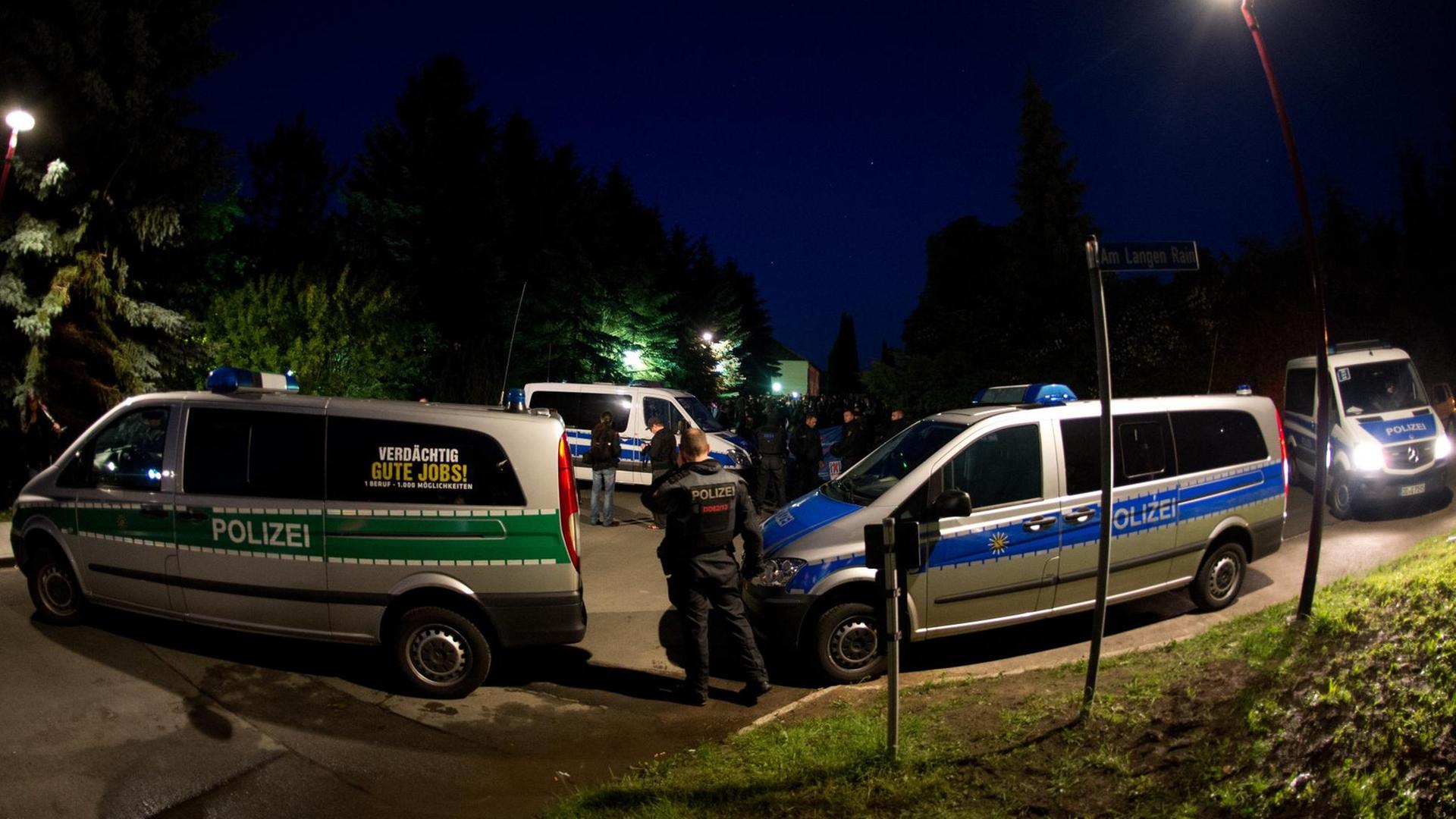 Polizei sichert am 23.06.2015 eine Unterbringung von Asylbewerbern (Leonardo-Hotel) in Freital (Sachsen).