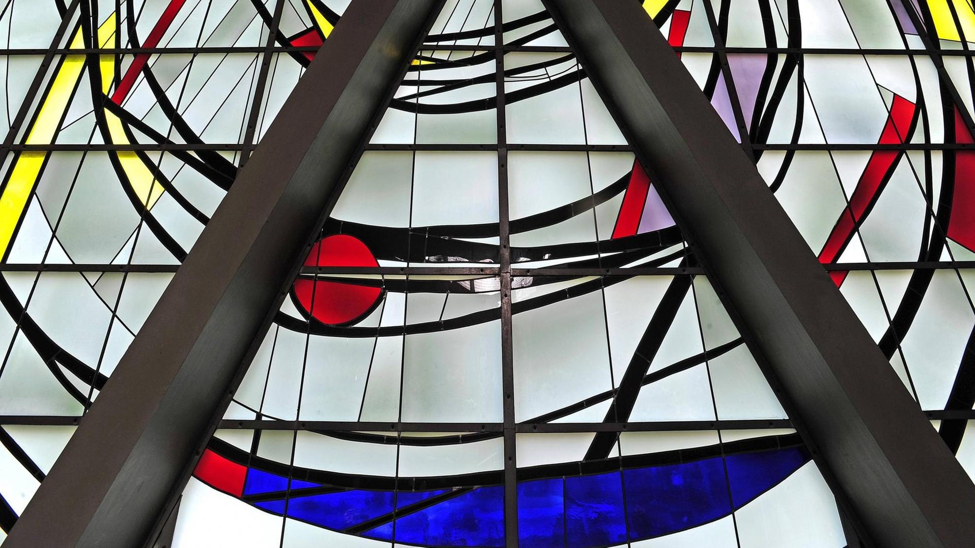 Spiralfenster von Georg Meistermann in der Heilig Kreuz Kirche Bottrop