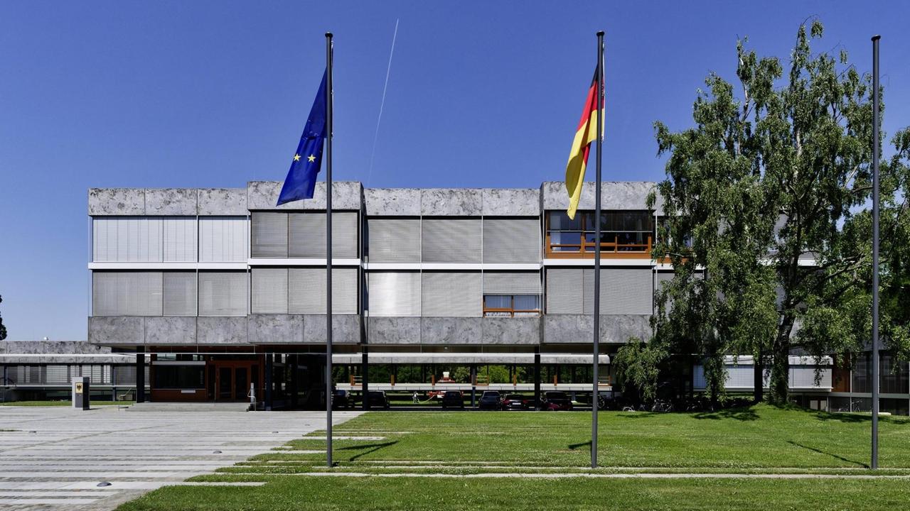Ansicht vom Bundesverfassungsgericht in Karlsruhe mit einer deutschen und einer europäischen Flagge