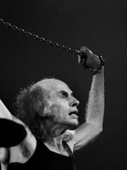 Der Schauspieler Julian Beck auf der Bühne 1976