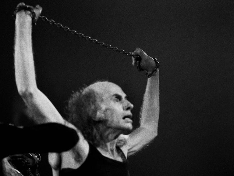 Der Schauspieler Julian Beck auf der Bühne 1976