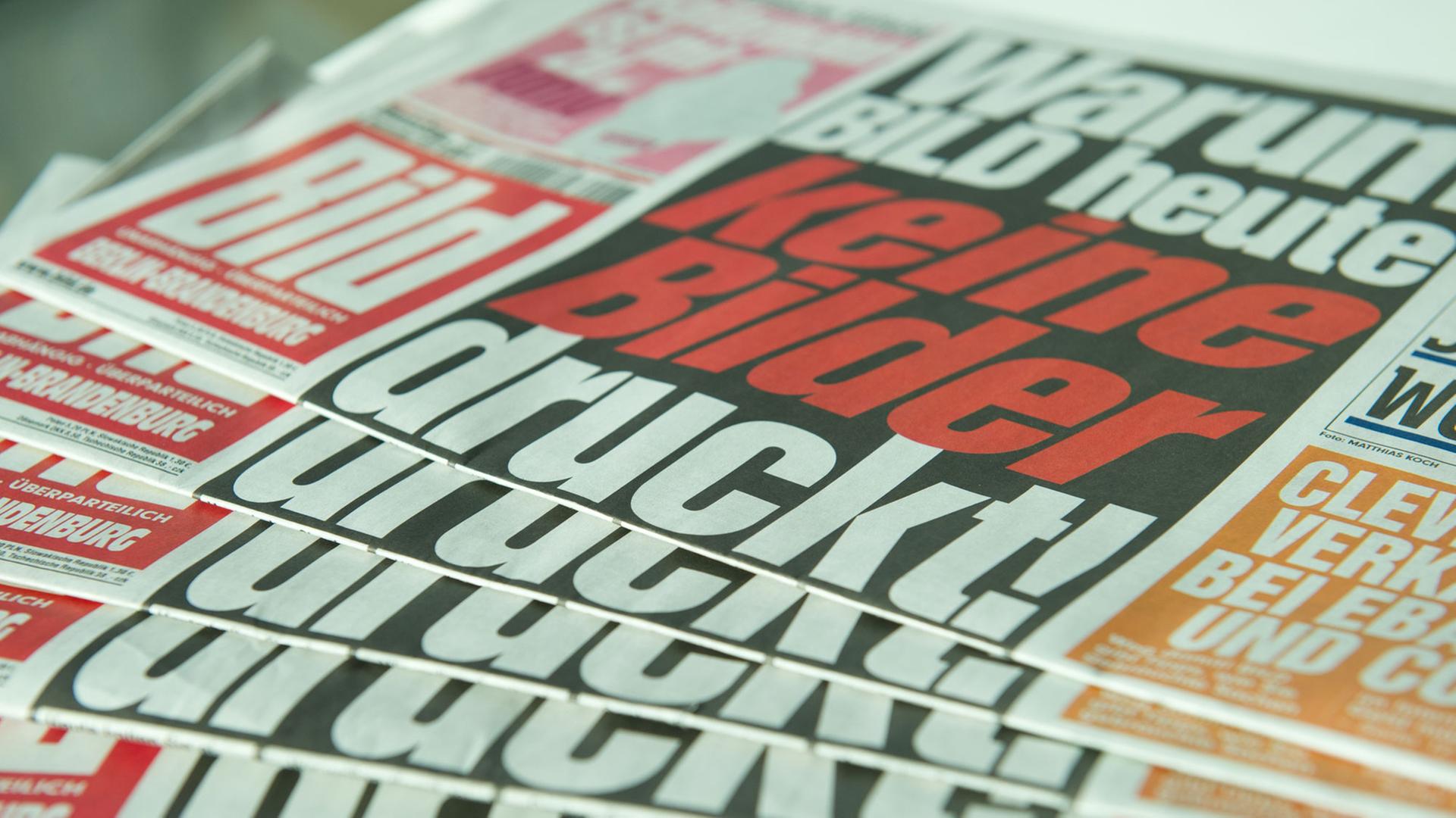 "Warum Bild heute keine Bilder druckt" lautet die Titelzeile der "BILD"-Zeitung vom 08.09.2015 in Berlin. Die sonst so bildstarke Zeitung hat in ihrer heutigen Ausgabe statt Fotos graue, leere Felder gedruckt. Man will nach eigenen Angaben damit zeigen, wie wichtig Fotos im Journalismus sind und bezieht sich damit auf die kontroverse Diskussion um das weltweit verbreitete Bild des ertrunkenen Flüchtlingskindes Aylan. Foto: Thalia Engel/dpa "Warum Bild heute keine Bilder druckt" lautet die Titelzeile der "BILD"-Zeitung vom 08.09.2015 in Berlin. Die sonst so bildstarke Zeitung hat in ihrer heutigen Ausgabe statt Fotos graue, leere Felder gedruckt. Man will nach eigenen Angaben damit zeigen, wie wichtig Fotos im Journalismus sind und bezieht sich damit auf die kontroverse Diskussion um das weltweit verbreitete Bild des ertrunkenen Flüchtlingskindes Aylan. Foto: Thalia Engel/dpa