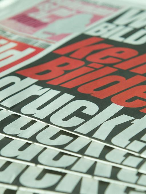 "Warum Bild heute keine Bilder druckt" lautet die Titelzeile der "BILD"-Zeitung vom 08.09.2015 in Berlin. Die sonst so bildstarke Zeitung hat in ihrer heutigen Ausgabe statt Fotos graue, leere Felder gedruckt. Man will nach eigenen Angaben damit zeigen, wie wichtig Fotos im Journalismus sind und bezieht sich damit auf die kontroverse Diskussion um das weltweit verbreitete Bild des ertrunkenen Flüchtlingskindes Aylan. Foto: Thalia Engel/dpa